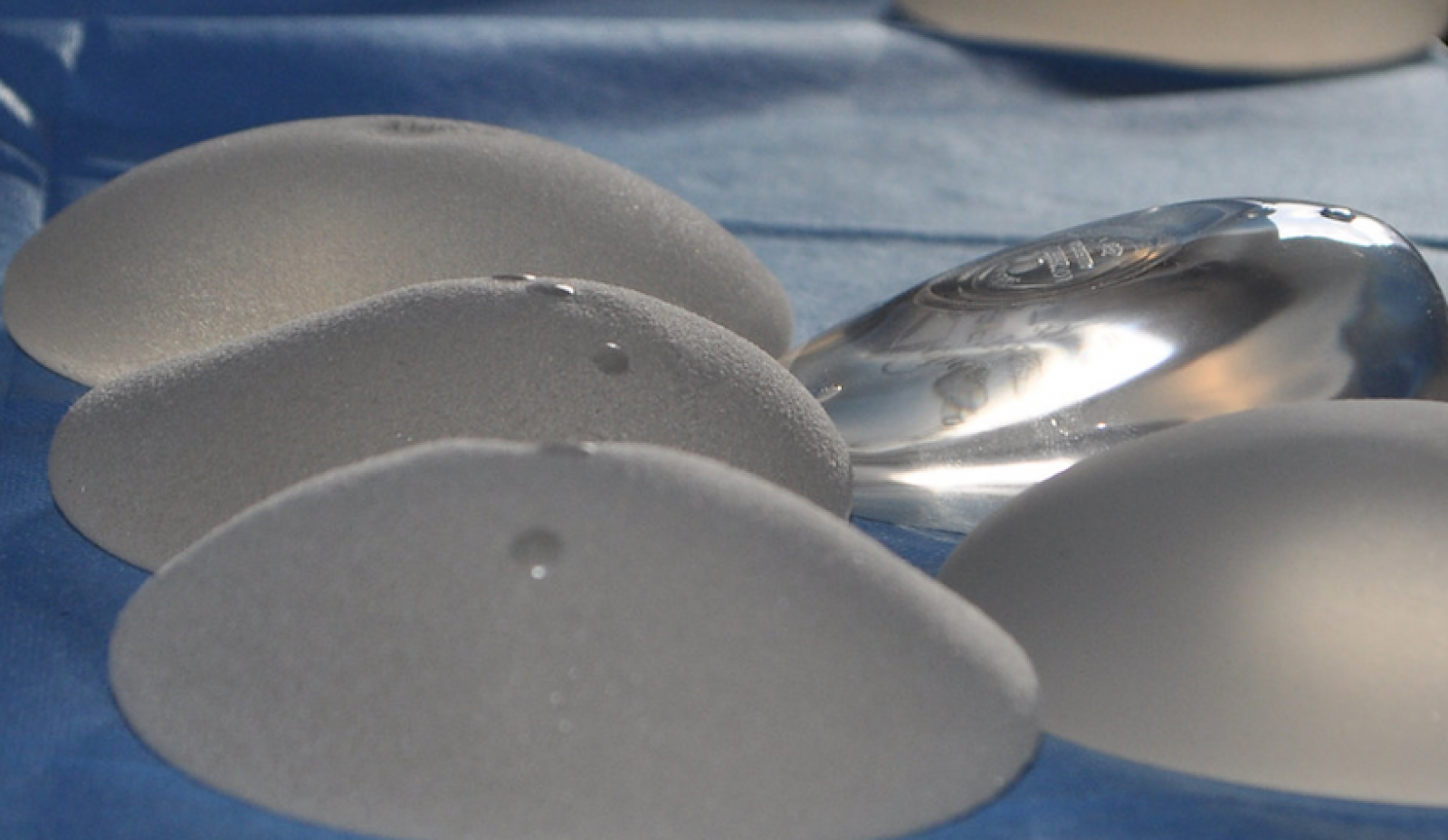 Implants mammaires : un siècle d'expérimentations hasardeuses